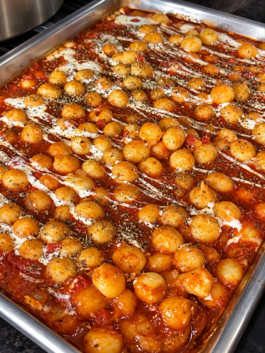 Preparo ao molho de tomate no buffet da Casa da Sogra